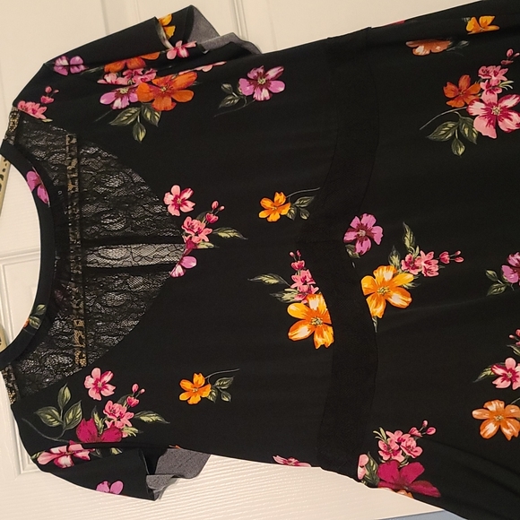 Womens peplum top. black lace at top. Great condition.  Worn 1 time. - Picture 5 of 7